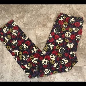 NWT LulaRoe Leggings Skulls & Roses- Size TC